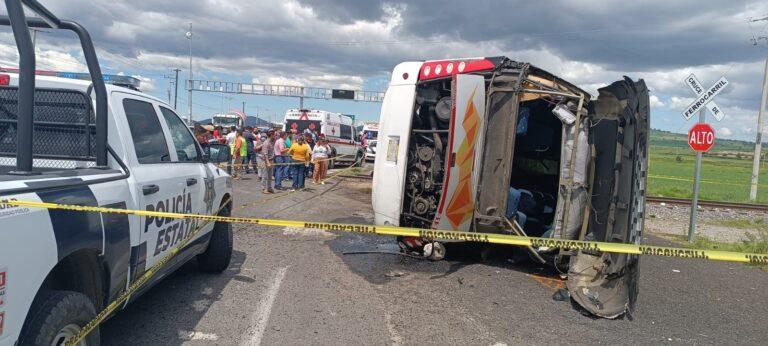 Imprudencia de un conductor de pasajeros deja tres muertos