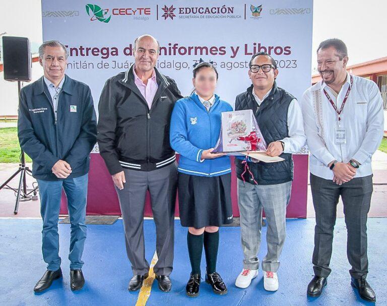 Entregan libros y uniformes para alumnos de Cecyteh