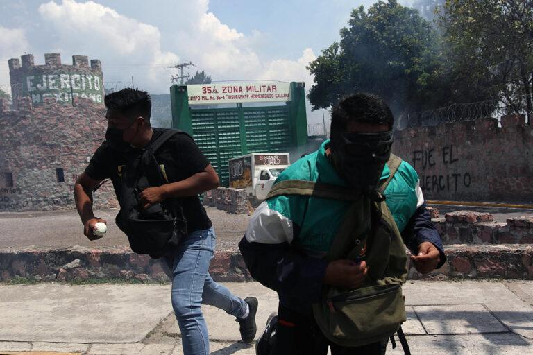 Estudiantes vandalizan cuartel del Ejército mexicano en una protesta por Ayotzinapa