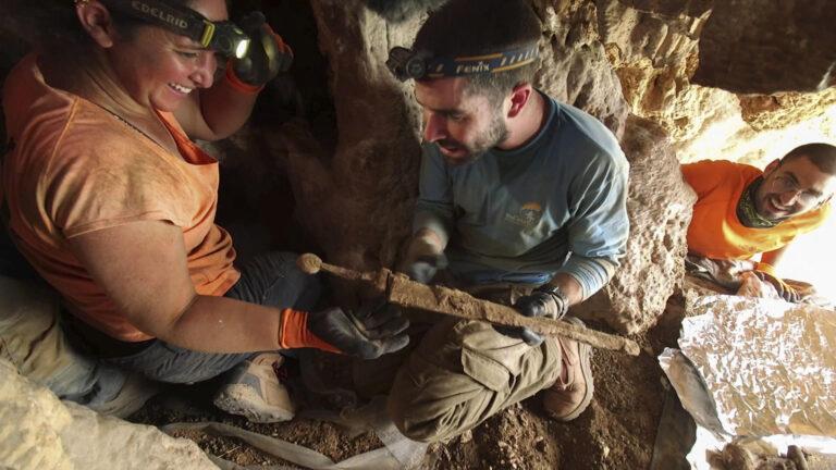 Hallan cuatro espadas de la época romana muy bien conservadas en una cueva del Mar Muerto Hallan cuatro espadas de la época romana muy bien conservadas en una cueva del Mar Muerto