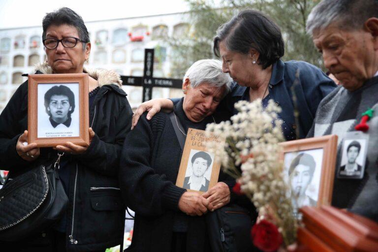 Entierran los restos de las víctimas de una matanza de estudiantes por la que fue condenado Fujimori Entierran los restos de las víctimas de una matanza de estudiantes por la que fue condenado Fujimori
