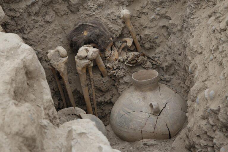 Hallada la tumba de un personaje en lo alto de una antigua pirámide en el corazón de Lima