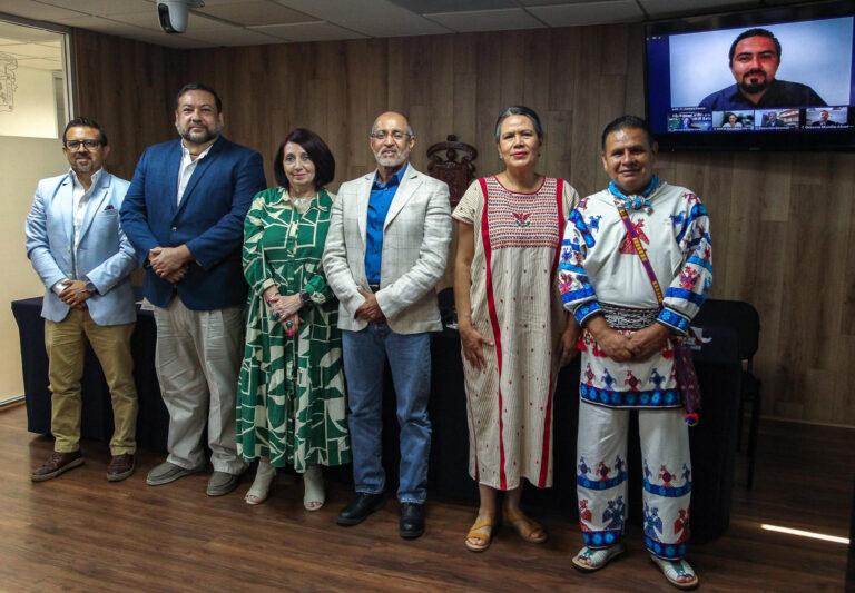 El autor maya James Sarao gana el Premio de Literaturas Indígenas de América de la FIL El autor maya James Sarao gana el Premio de Literaturas Indígenas de América de la FIL