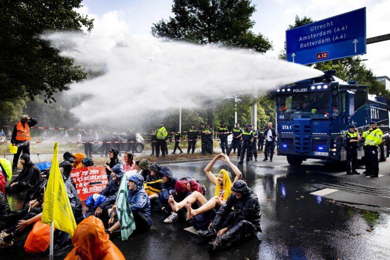 Condenan a una activista climática alemana a ocho meses de prisión por los cortes de carreteras Condenan a una activista climática alemana a ocho meses de prisión por los cortes de carreteras