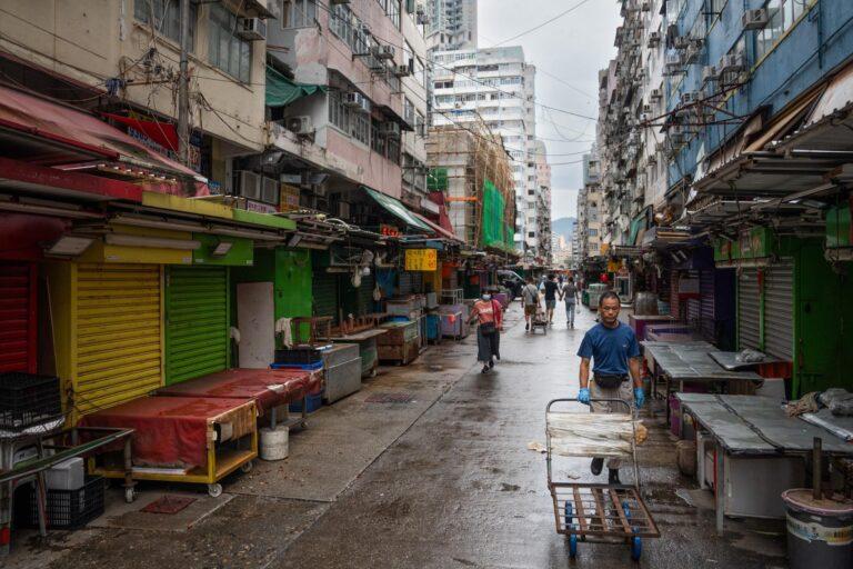 Hong Kong, en alerta máxima por primera vez en 5 años ante la llegada del tifón Saola Hong Kong, en alerta máxima por primera vez en 5 años ante la llegada del tifón Saola