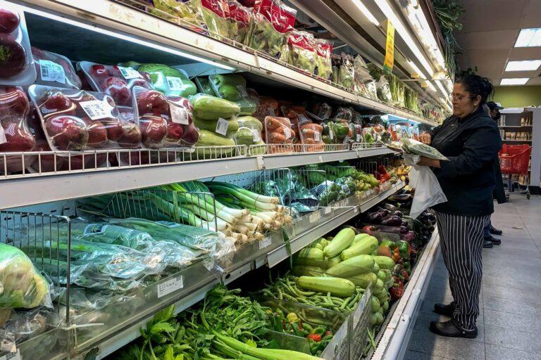 Los venezolanos necesitan 126 salarios mínimos mensuales para costear la canasta básica Los venezolanos necesitan 126 salarios mínimos mensuales para costear la canasta básica