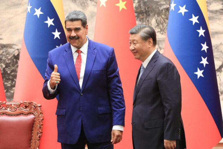 Maduro culmina su visita a China con una nueva alianza estratégica y un teléfono Huawei Maduro culmina su visita a China con una nueva alianza estratégica y un teléfono Huawei