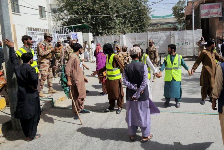 Suben a 52 los muertos y más de 50 heridos en un ataque suicida en el sur de Pakistán Suben a 52 los muertos y más de 50 heridos en un ataque suicida en el sur de Pakistán