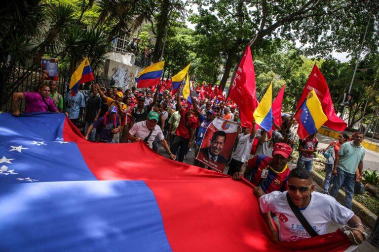 Chavistas se movilizan en regiones del país para respaldar a Maduro y rechazar el bloqueo Chavistas se movilizan en regiones del país para respaldar a Maduro y rechazar el bloqueo
