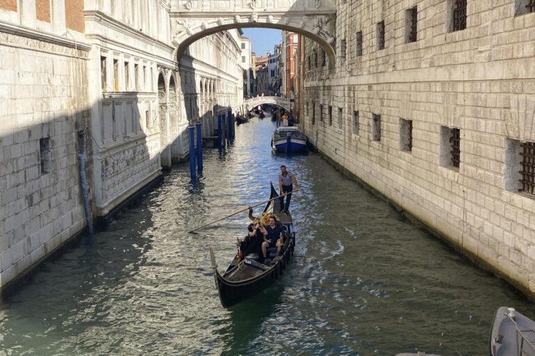 Venecia aprueba el polémico “peaje turístico” para acceder a la ciudad a partir de 2024