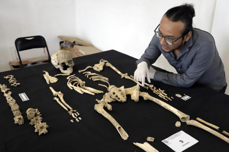 Descubren 11 entierros humanos, 1.000 piezas y un petrograbado en el centro de México Descubren 11 entierros humanos, 1.000 piezas y un petrograbado en el centro de México
