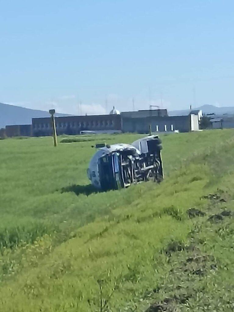 Pipa cargada con gas, sufre volcadura Pipa cargada con gas, sufre volcadura