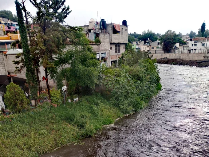 Se derrumba vivienda a orilla del río Tula