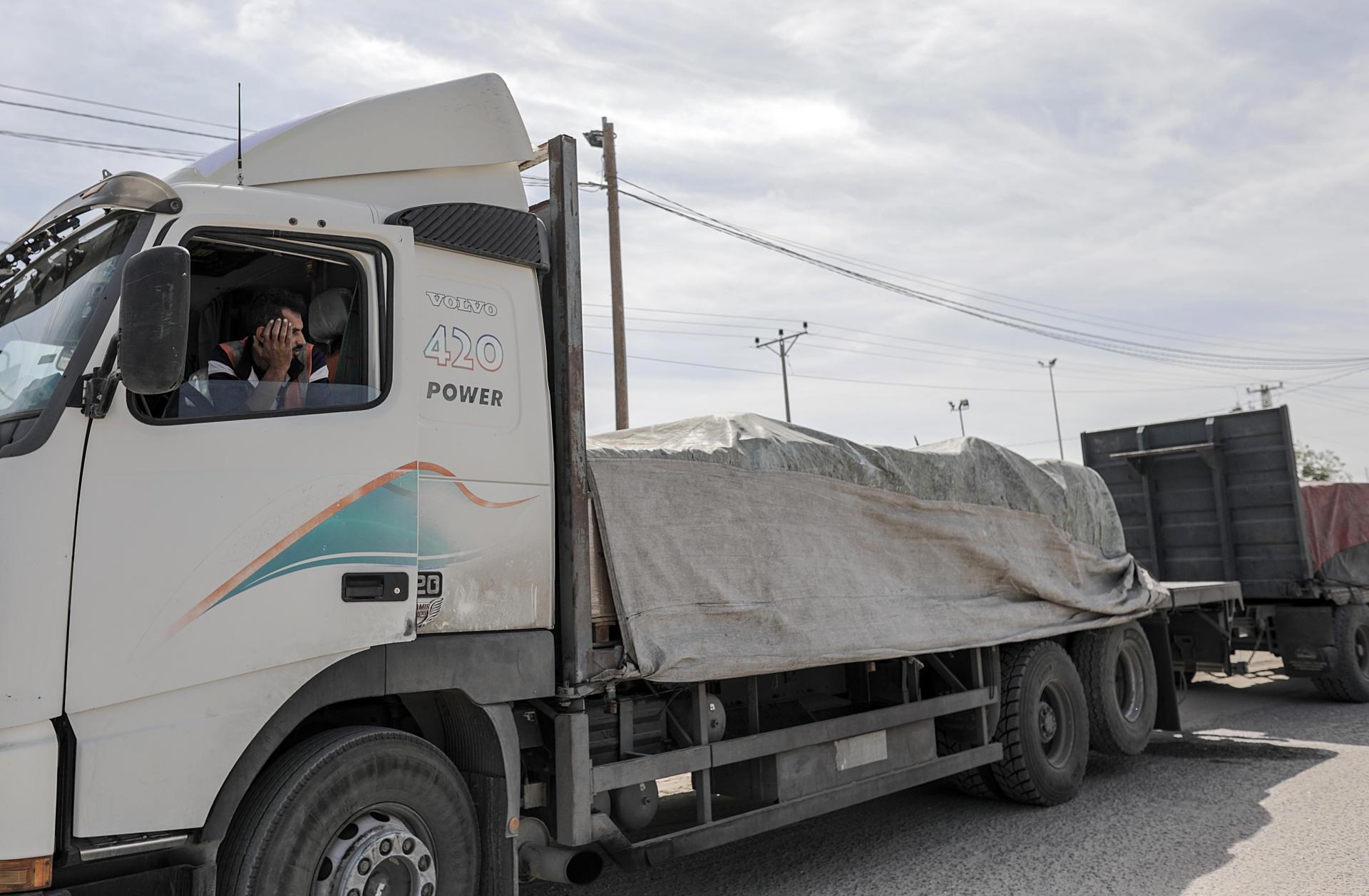 Cruza a Gaza desde Egipto otro convoy de 13 camiones con alimentos, medicina y mantas