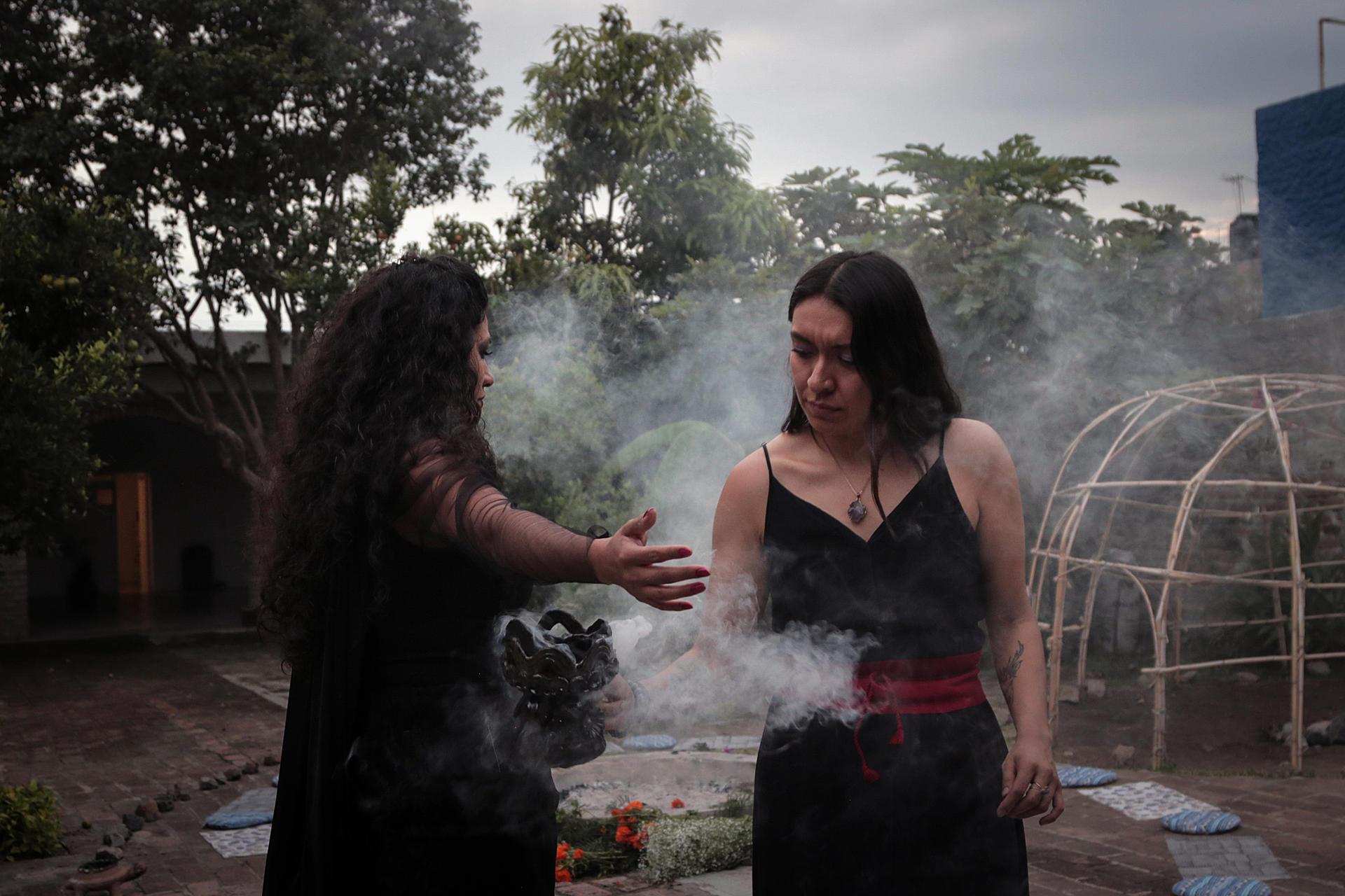 Las “nuevas brujas” en México, unidas por la espiritualidad, la autonomía y la herbolaria