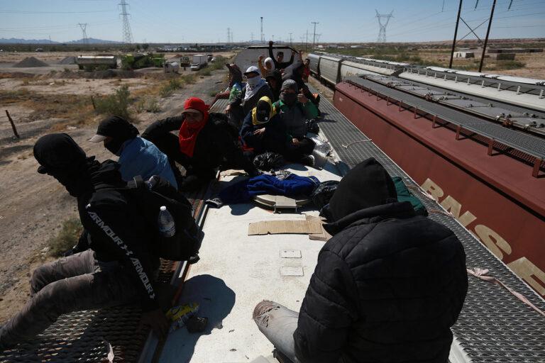 Miles de migrantes desafían los operativos en los trenes de México para llegar a EEUU Miles de migrantes desafían los operativos en los trenes de México para llegar a EEUU