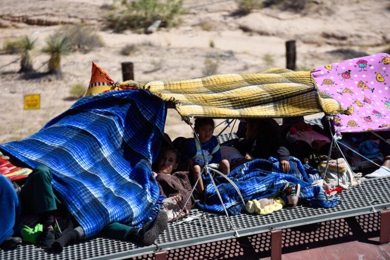 México descarta que miles de migrantes sigan usando tren de carga para llegar a frontera