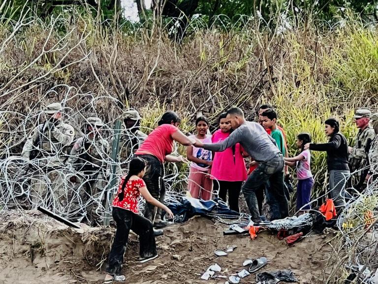 Migrantes derriban a la Guardia Nacional y el cerco de púas en la frontera de México-EEUU