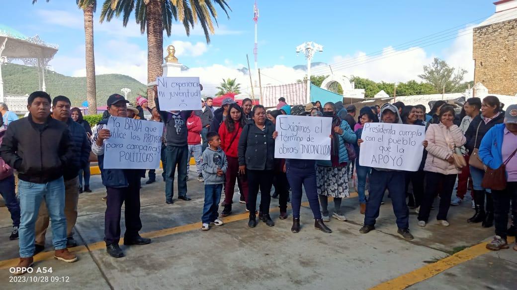 Habitantes de Nicolás Flores se manifiestan contra alcaldesa