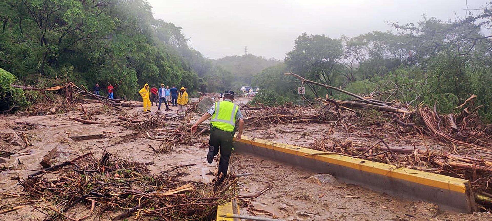 Acapulco permanece incomunicado