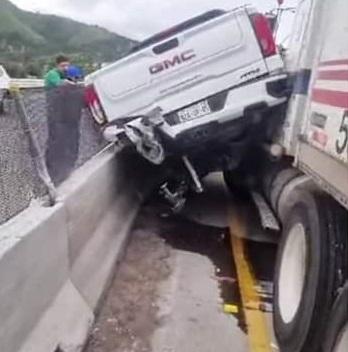 Lo iban a asaltar y con tráiler chocó a camioneta de ladrones