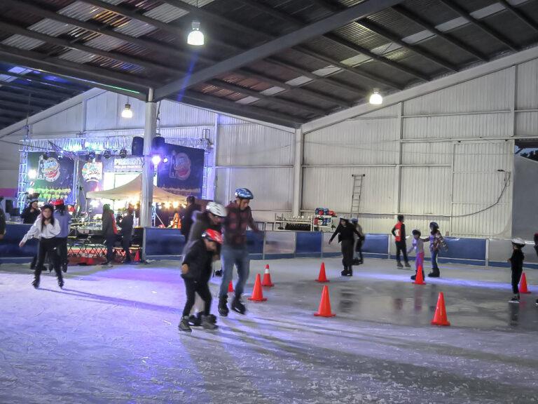 Incluyen pista de hielo en la entrada a la feria