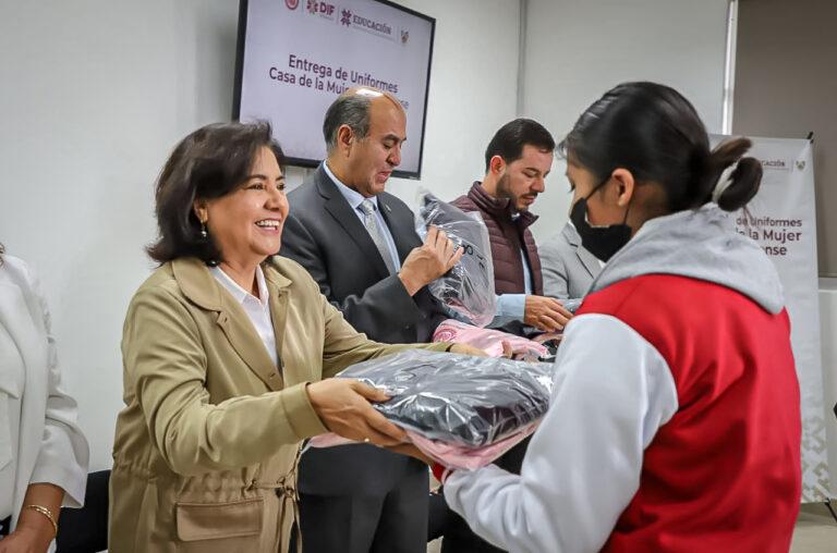 Entregan uniformes a estudiantes de la CMH 