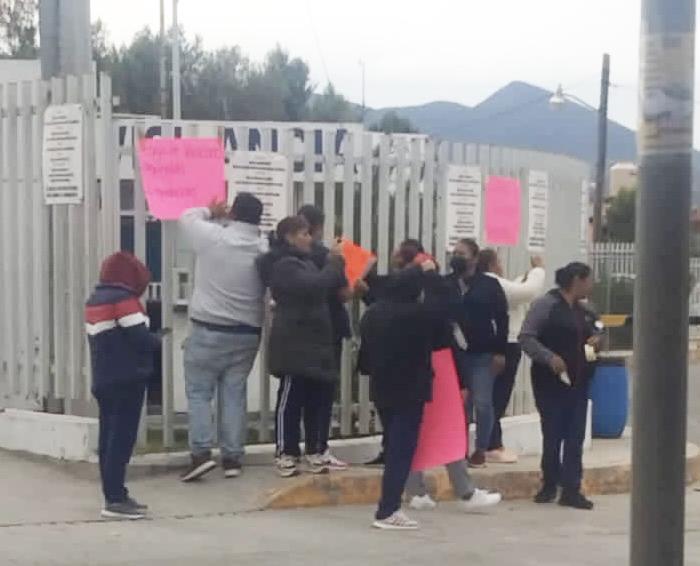 Trabajadores de limpieza del hospital de Ixmiquilpan, en el desamparo Trabajadores de limpieza del hospital de Ixmiquilpan, en el desamparo