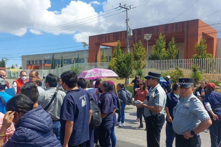 Protesta personal de limpieza del Hospital General, por falta de pago Protesta personal de limpieza del Hospital General, por falta de pago