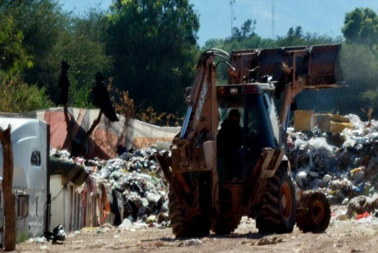 Alcalde instaló basurero sin permisos de la SEMARNATH Alcalde instaló basurero sin permisos de la SEMARNATH
