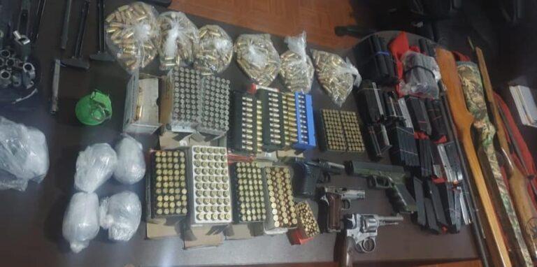 Policías atraparon a un militar que portaba armas de fuego Policías atraparon a un militar que portaba armas de fuego