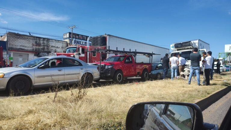 Vehículo sin frenos provoca carambola en la Bajada de La Muerte