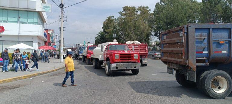 Alcaldesa de Tepeapulco, intenta impedir el desfile, bloquea avenidas en Ciudad Sahagún Alcaldesa de Tepeapulco, intenta impedir el desfile, bloquea avenidas en Ciudad Sahagún