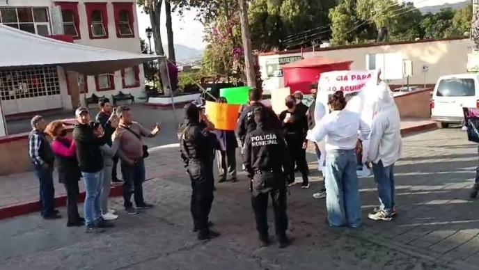 Secretario de Seguridad Pública Municipal de Tepeapulco, enfrenta a manifestantes.