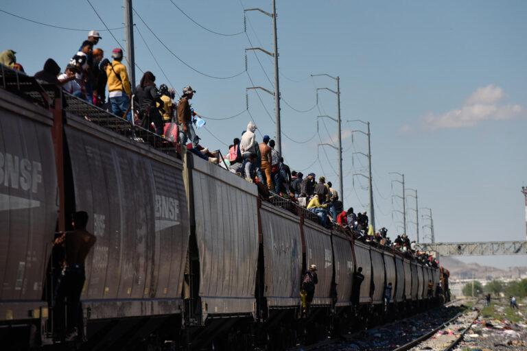 México descarta que miles de migrantes sigan usando tren de carga para llegar a frontera México descarta que miles de migrantes sigan usando tren de carga para llegar a frontera