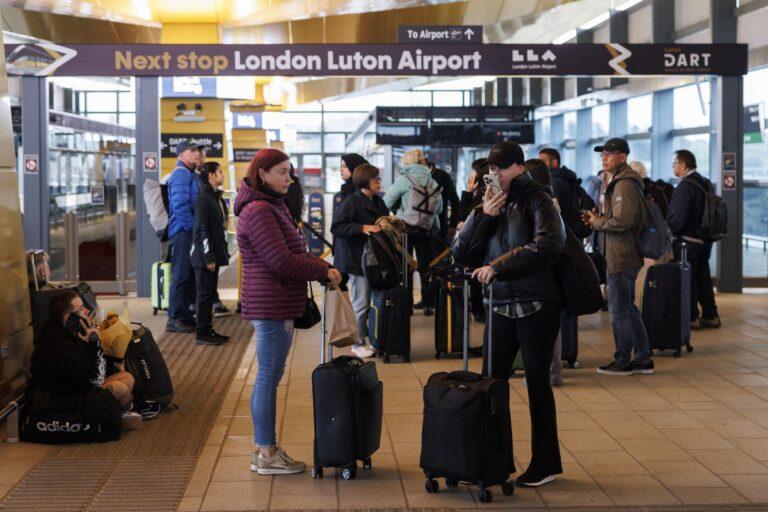 El aeropuerto británico de Luton reanuda los vuelos cancelados tras un incendio en uno de sus aparcamientos El aeropuerto británico de Luton reanuda los vuelos cancelados tras un incendio en uno de sus aparcamientos