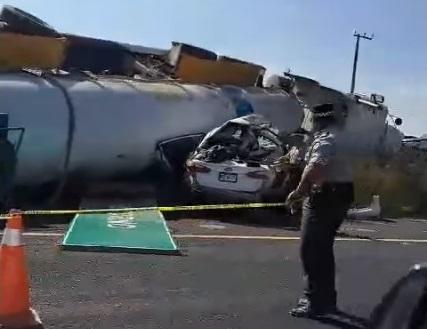Por imprudencia de automovilista, pipa vuelca y aplasta a vehículo; un muerto Por imprudencia de automovilista, pipa vuelca y aplasta a vehículo; un muerto