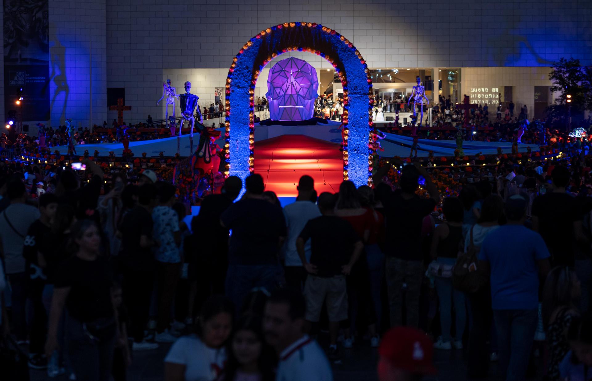 Altar de muertos de 1.212 metros cuadrados consigue récord Guinness en norte de México