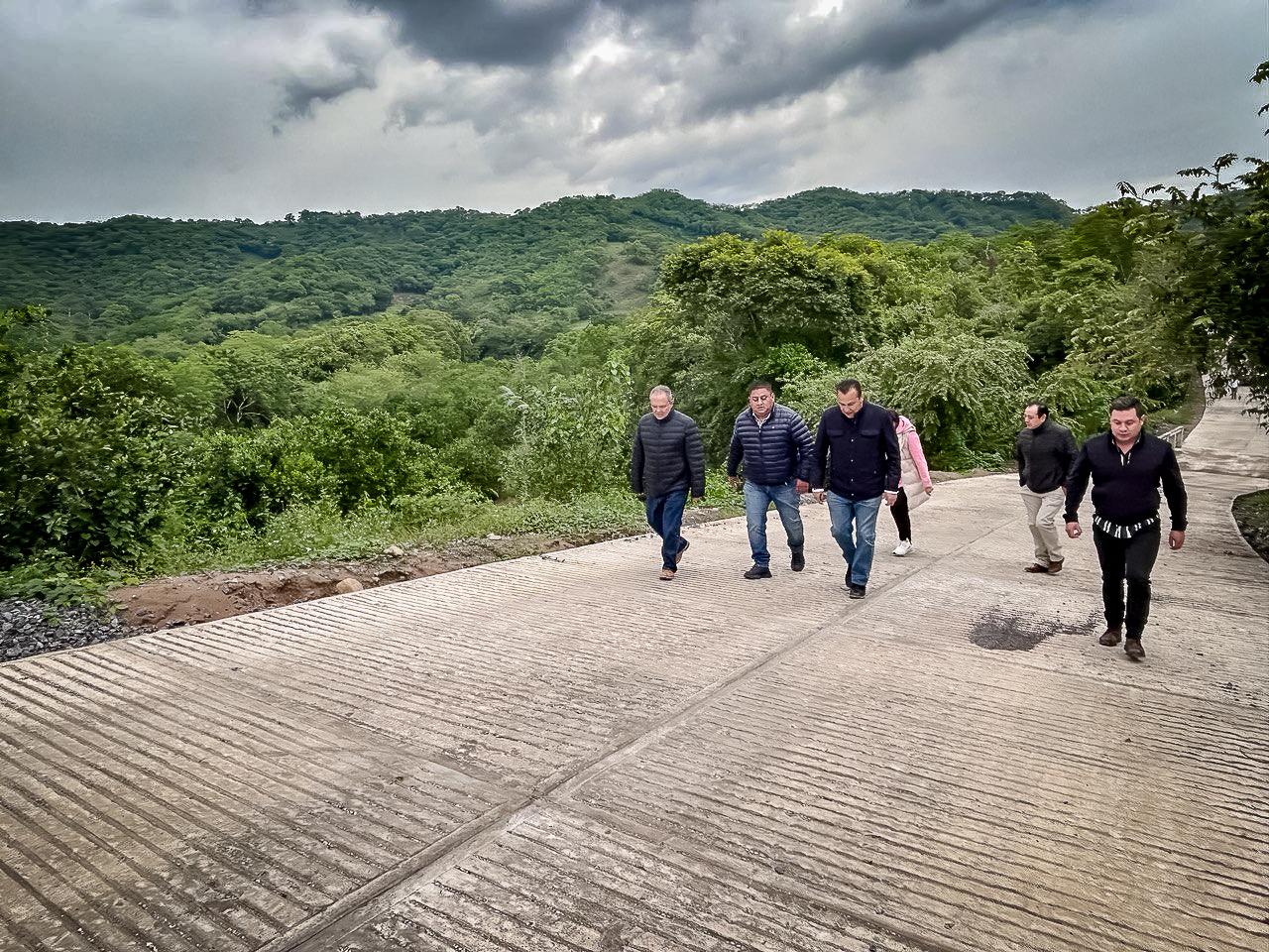 Supervisa SIPDUS y Contraloría, ampliación de camino rural en Tzinancatitla 