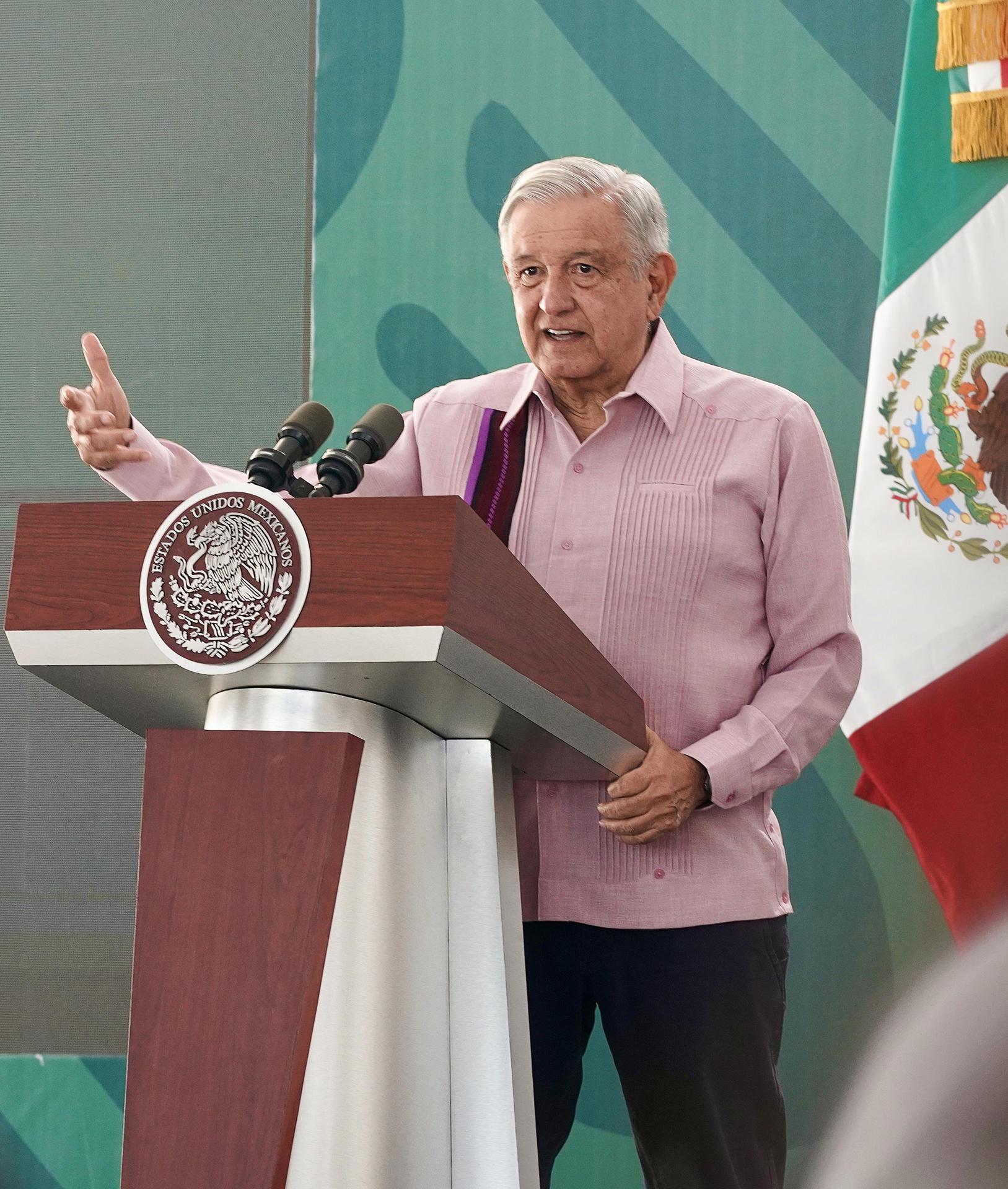 López Obrador defiende que sus candidatas para el Supremo cumplen con requisitos legales