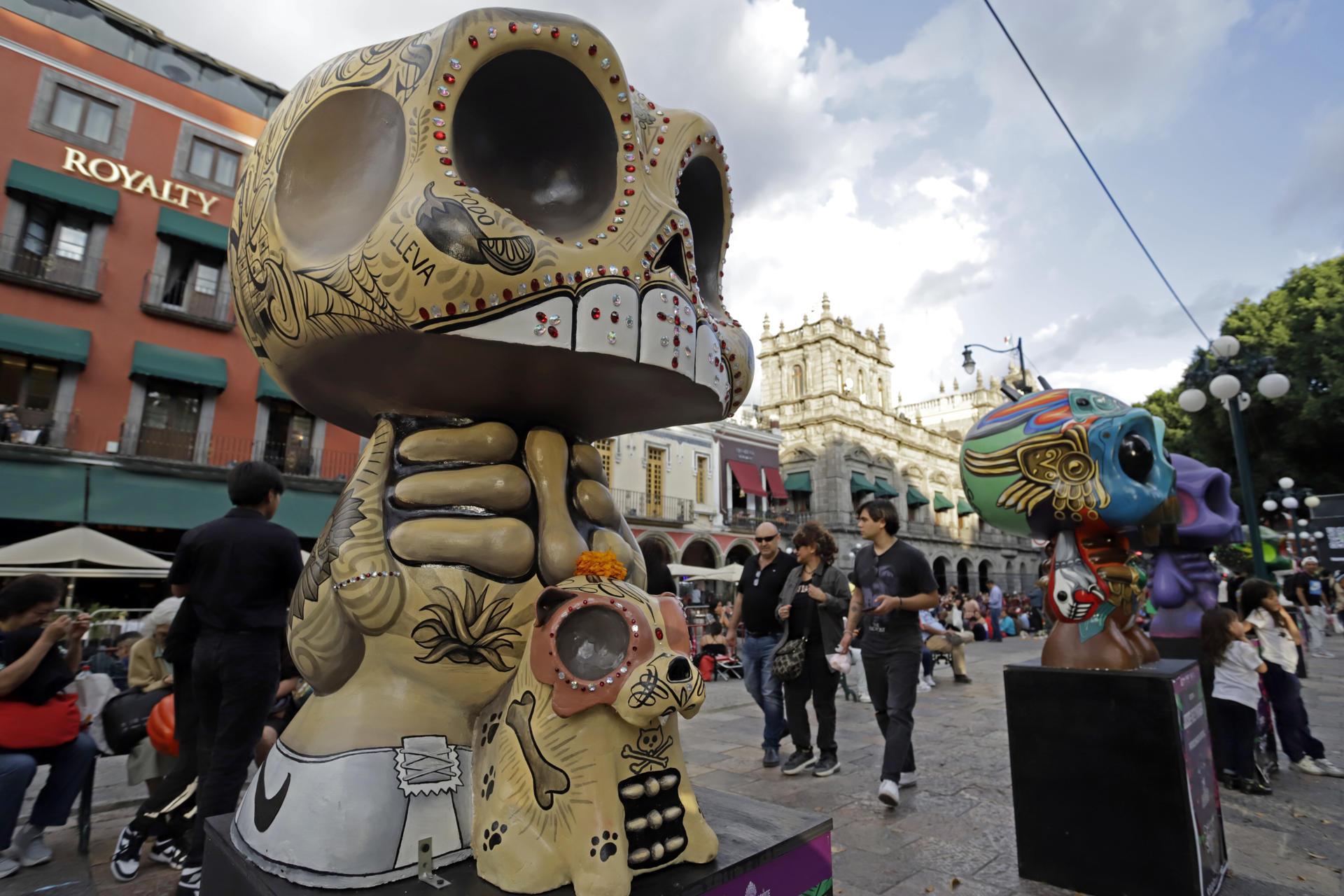 Más de 120 calaveras componen la mayor exhibición pública del Día de Muertos en México