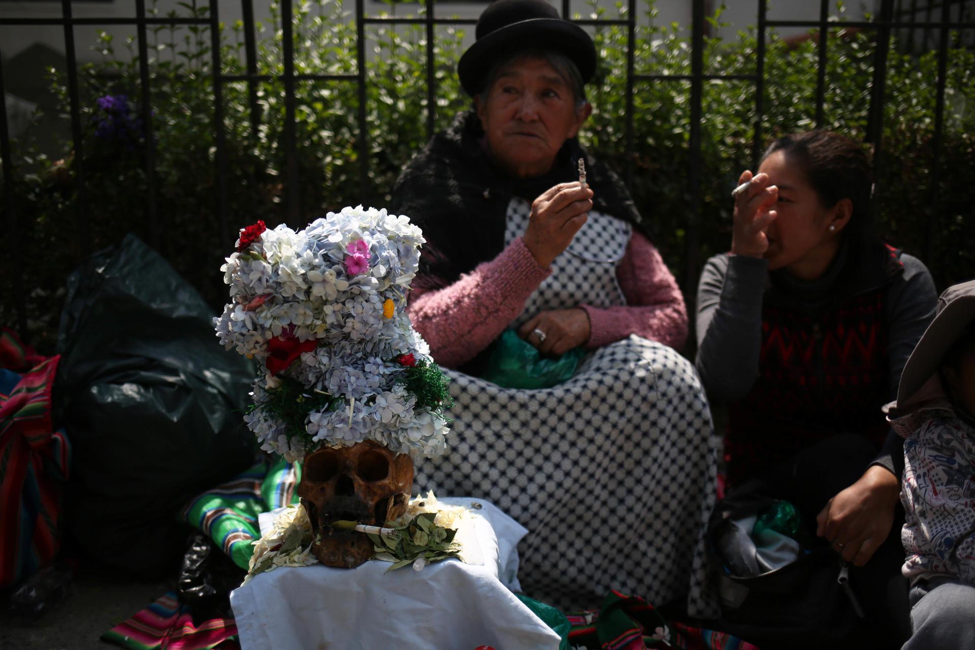 La Santa Muerte mexicana se abre paso en el culto a las “ñatitas” o calaveras en Bolivia