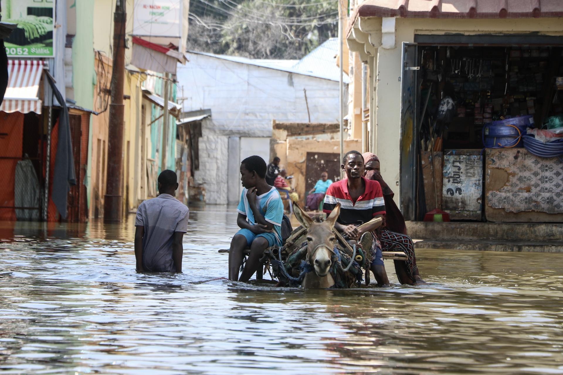 Ascienden a 96 los muertos en Somalia por las inundaciones de ‘El Niño’