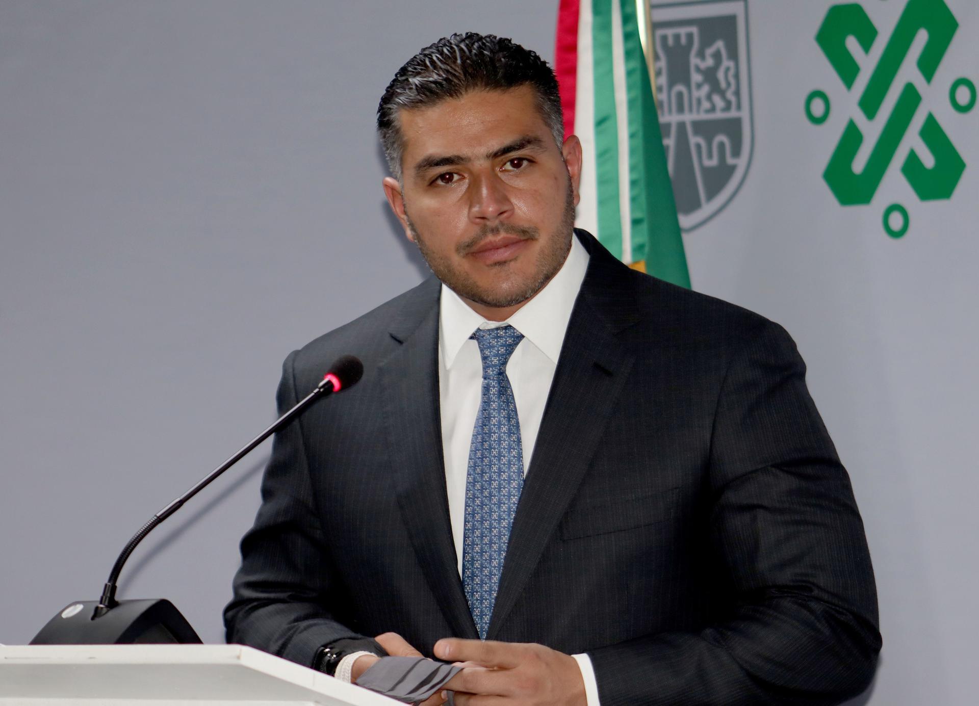 Exjefe policial lidera encuesta para ser candidato del oficialismo en Ciudad de México