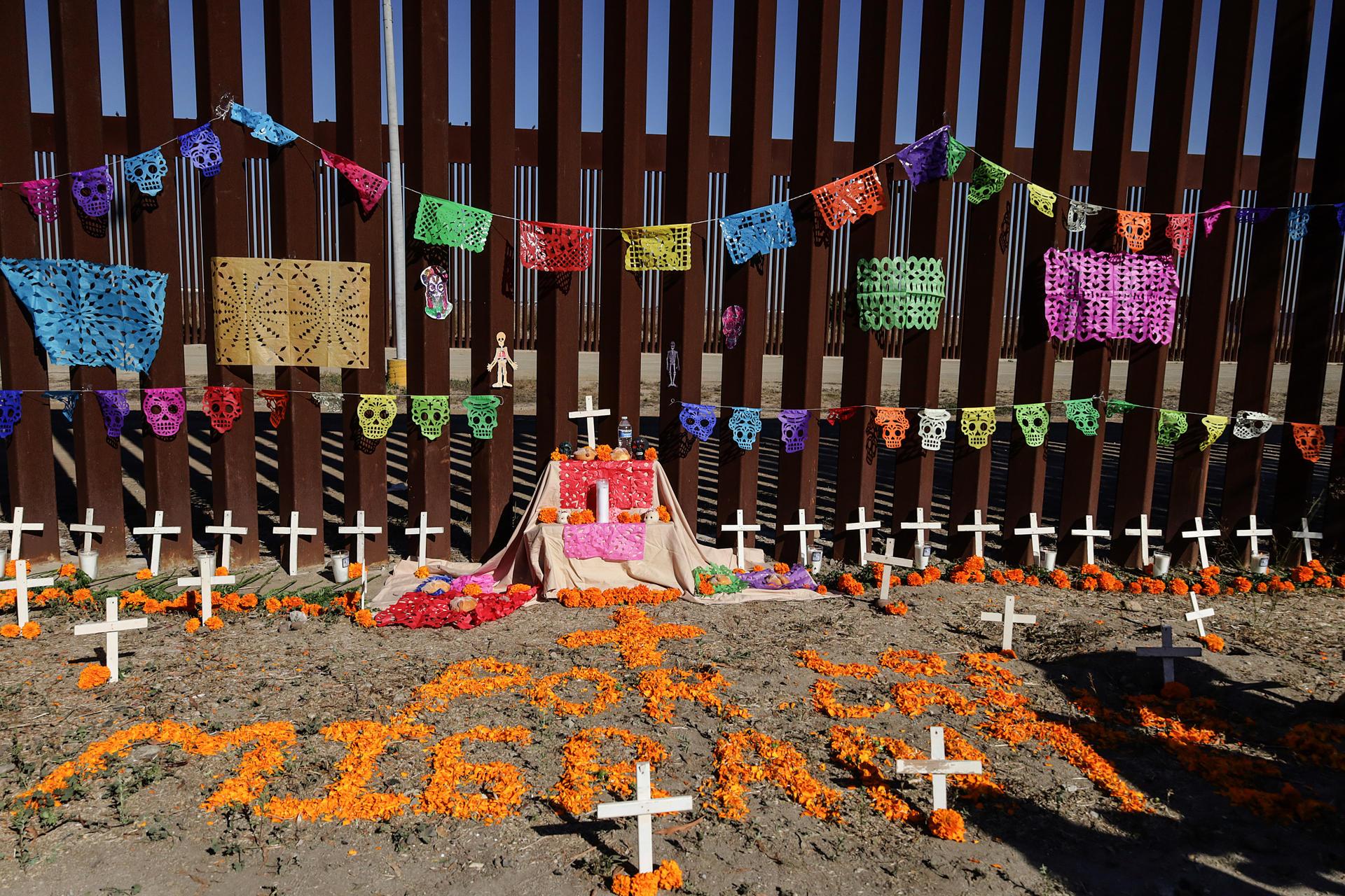 Con altar por Día de Muertos recuerdan a migrantes fallecidos en el norte de México