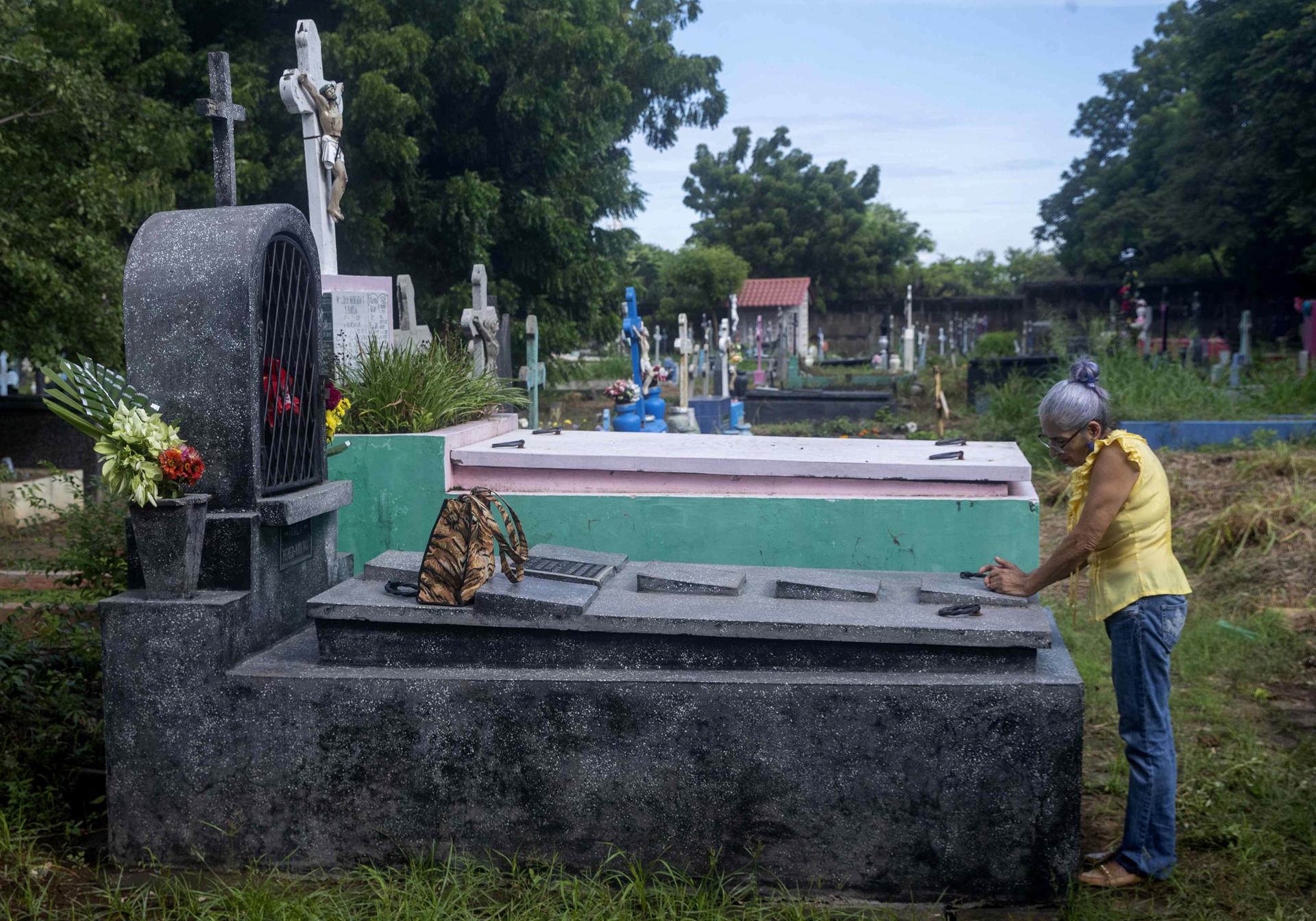 Sin misa en los cementerios, los nicaragüenses recuerdan a sus muertos