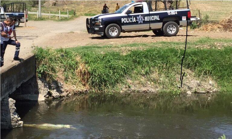 Andaban de fiesta, cayó con su auto a un canal; su acompañante falleció Andaban de fiesta, cayó con su auto a un canal; su acompañante falleció