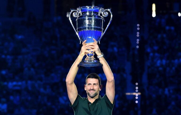 Djokovic levanta el trofeo de número uno del año en Turín Djokovic levanta el trofeo de número uno del año en Turín