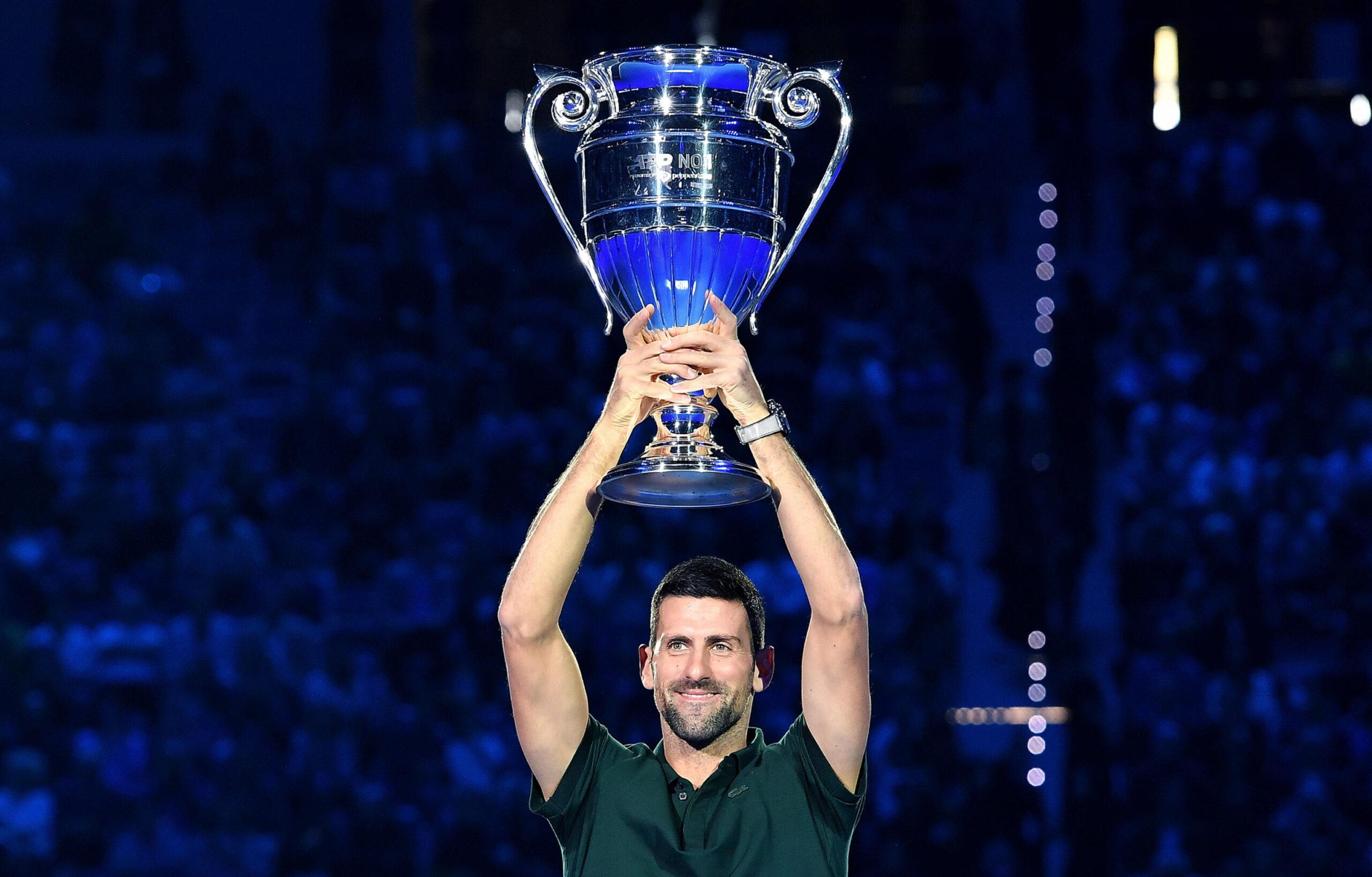 Djokovic levanta el trofeo de número uno del año en Turín