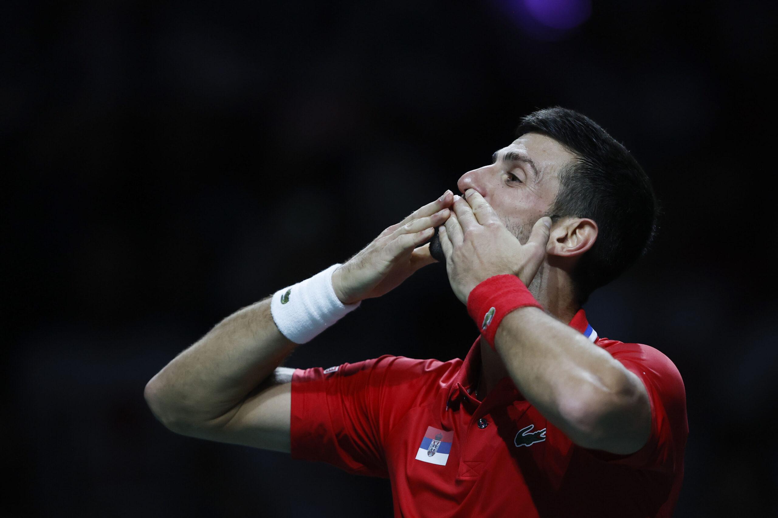 Djokovic no falla y conduce a Serbia a semifinales